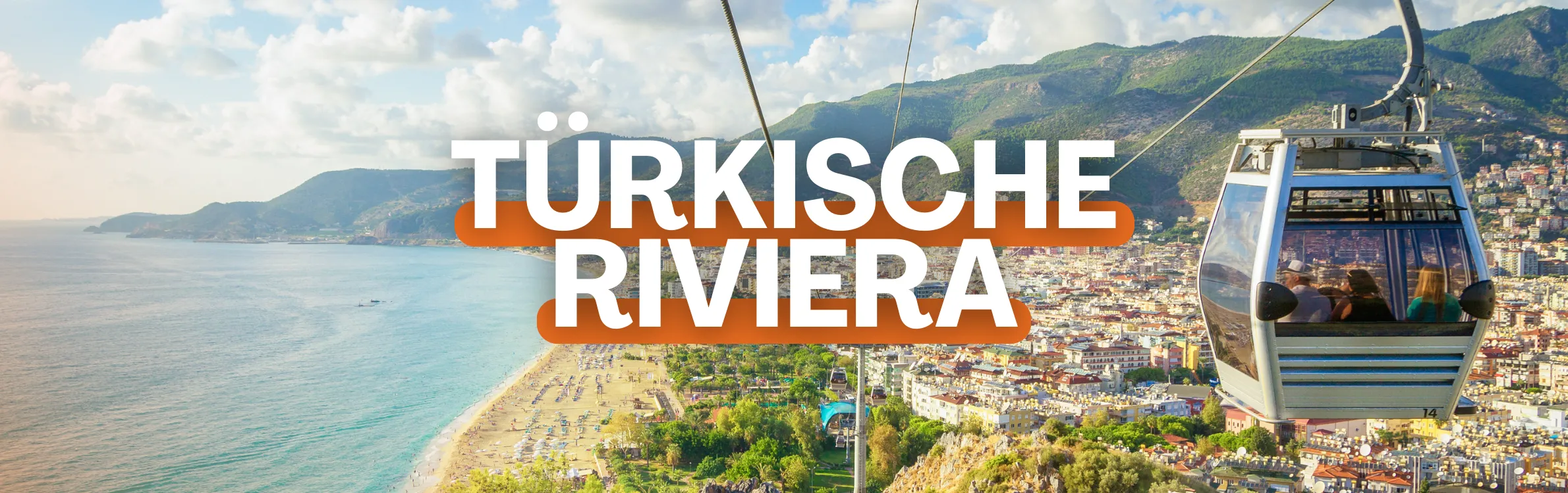 Seilbahn von oben gesehen mit Blick auf Strand und Meer